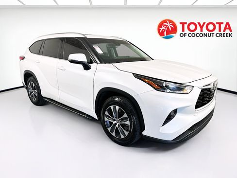 Used 2021 Toyota Highlander XLE image 1