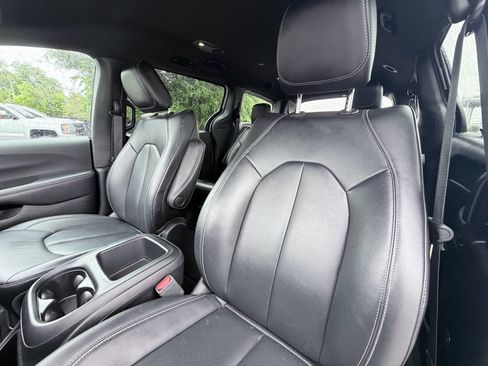 Used 2025 Chrysler Pacifica Select FWD image 22