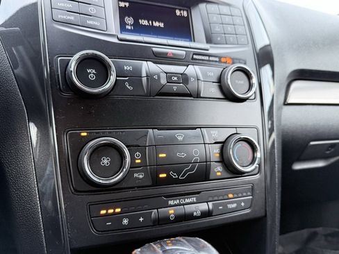 Used 2018 Ford Explorer XLT image 18