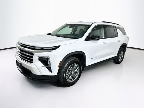 Used 2025 Chevrolet Traverse LT FWD image 3