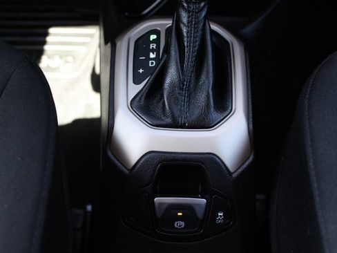 Used 2015 Jeep Renegade Latitude FWD image 34
