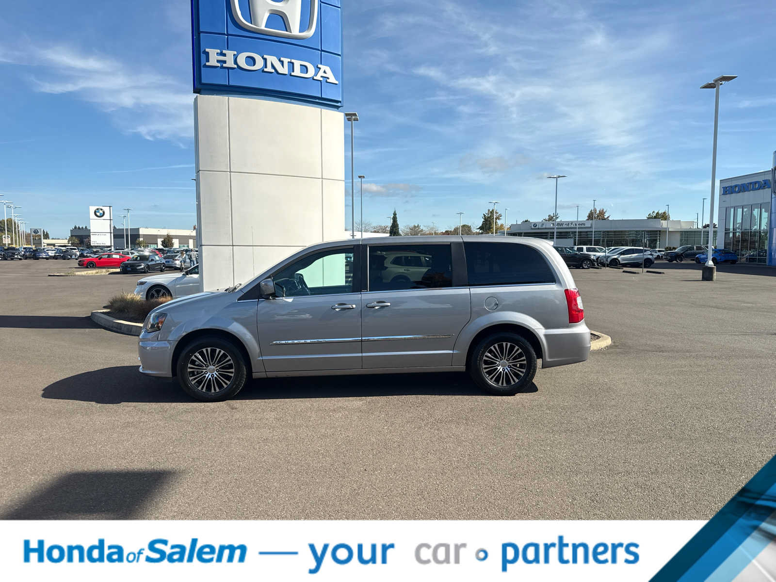 Used 2014 Chrysler Town & Country S FWD image 3
