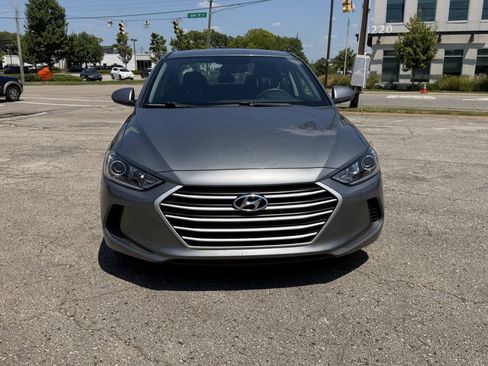 Used 2018 Hyundai Elantra SE w/ Cargo Package FWD image 4