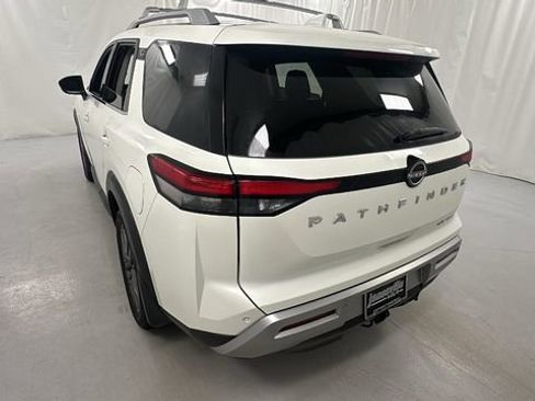 Used 2024 Nissan Pathfinder SL w/ SL Premium Package image 5