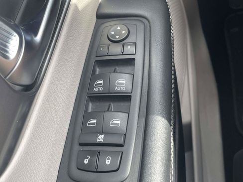 Used 2024 Chrysler Pacifica Touring-L FWD image 23