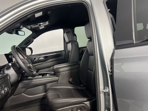 Used 2025 Chevrolet Suburban RST image 23