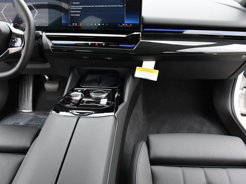 Used 2024 BMW 530i xDrive w/ Convenience Package image 7