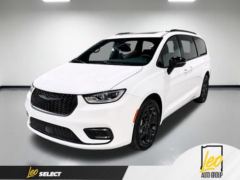 Used 2023 Chrysler Pacifica Limited w/ Uconnect Theater Family Group AWD/4WD image 1