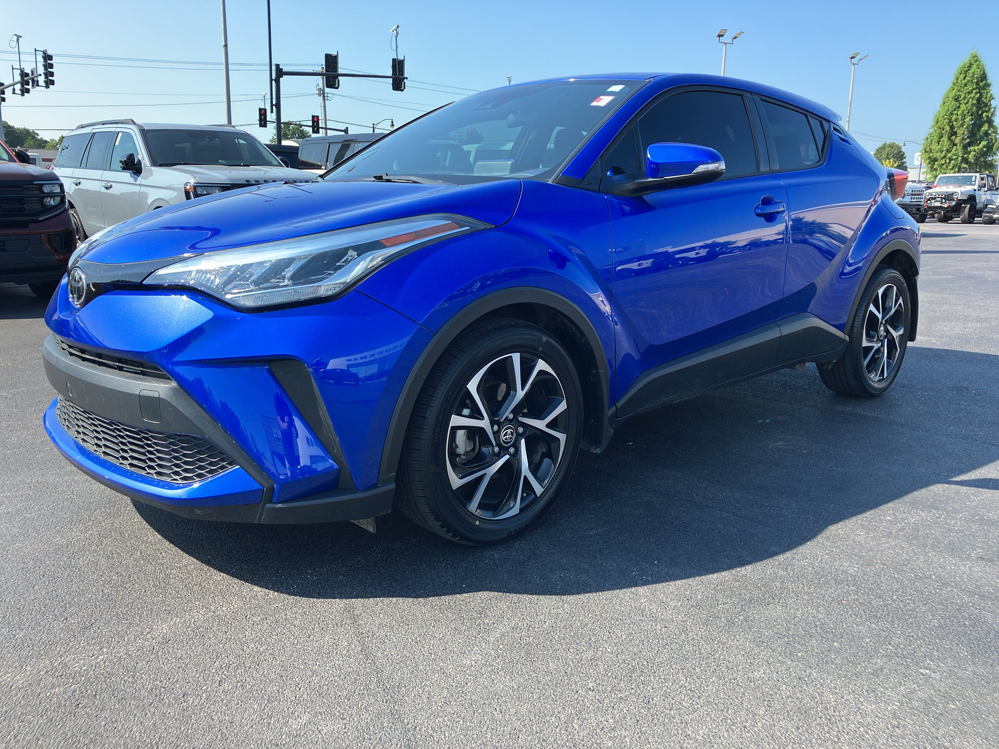 Used 2021 Toyota C-HR XLE FWD image 2