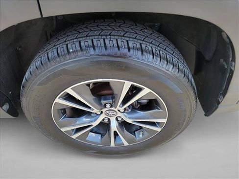 Used 2019 Toyota Highlander LE FWD image 12