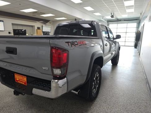 Used 2018 Toyota Tacoma TRD Off-Road AWD/4WD image 7
