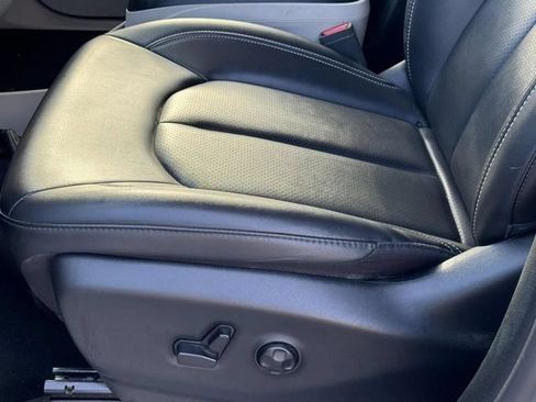 Used 2024 Chrysler Pacifica Touring-L FWD image 31
