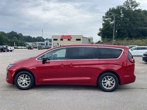 Used 2027 Chrysler Pacifica Select FWD image 5