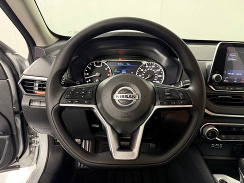Used 2022 Nissan Altima 2.5 SV FWD image 12