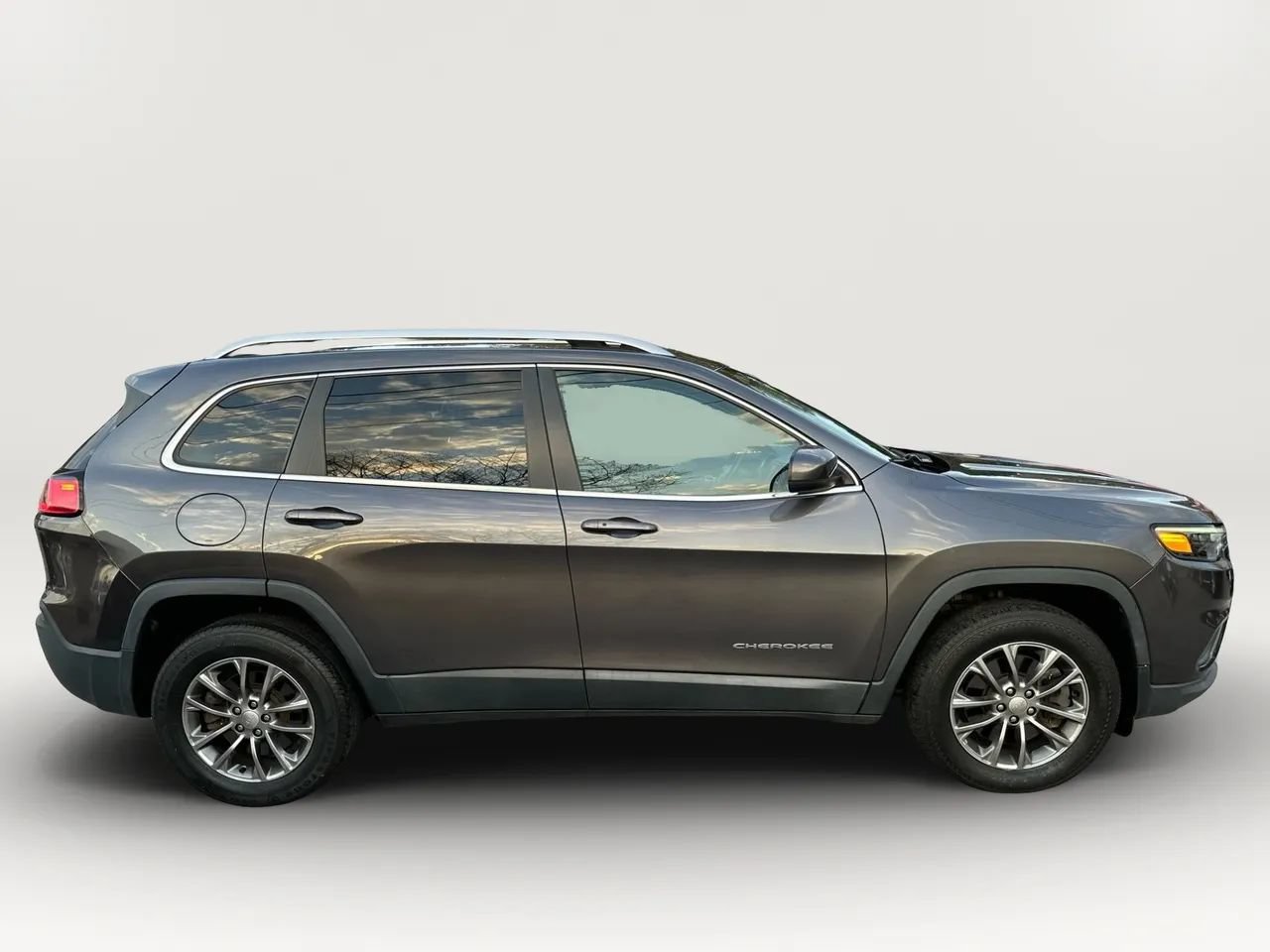 Used 2019 Jeep Cherokee Latitude Plus AWD/4WD image 2