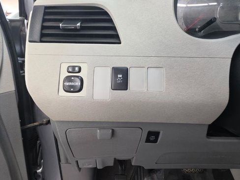 Used 2012 Toyota Sienna SE FWD image 14