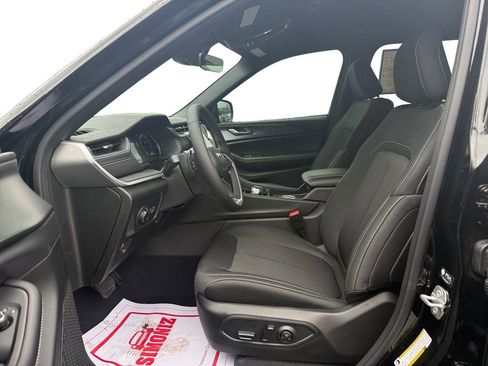 New 2025 Jeep Grand Cherokee Laredo w/ Luxury Tech Group I RWD image 9