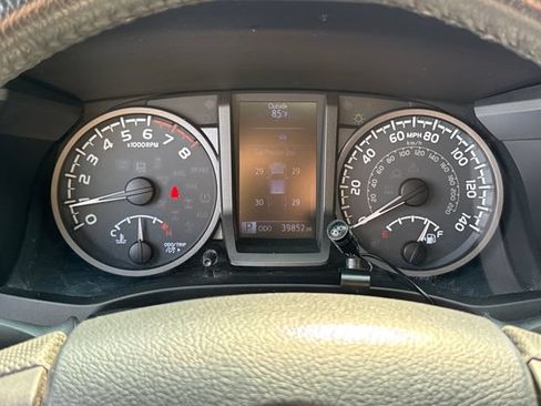 Used 2018 Toyota Tacoma TRD Sport AWD/4WD image 23