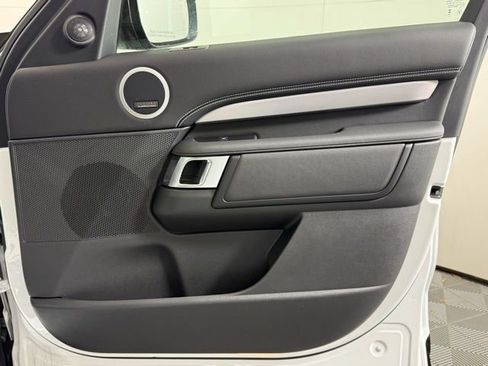 New 2026 Land Rover Discovery Dynamic SE image 17