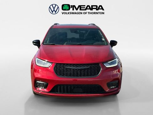 Used 2025 Chrysler Pacifica Limited image 8