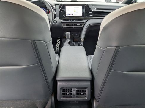 Used 2025 Toyota Camry SE image 30