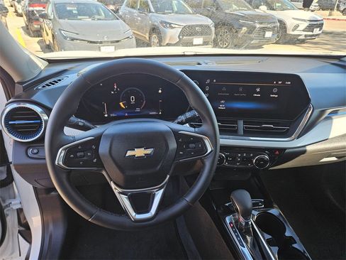 Used 2025 Chevrolet Trax LT w/ LT Convenience Package image 16