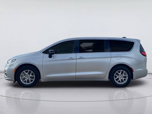 Used 2024 Chrysler Pacifica Touring-L FWD image 2