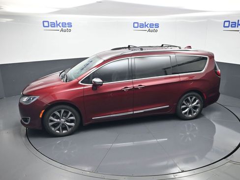 Used 2018 Chrysler Pacifica Limited image 50