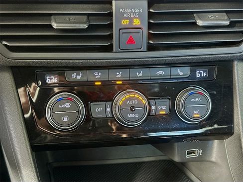 Used 2019 Volkswagen Jetta SE w/ Cold Weather Package image 15