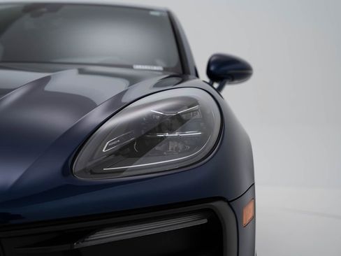 Used 2024 Porsche Macan w/ Premium Plus Package image 12