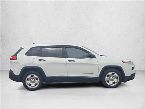 Used 2017 Jeep Cherokee Sport FWD image 4
