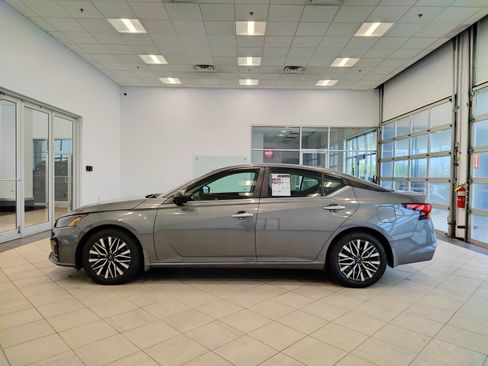 Used 2024 Nissan Altima 2.5 SV image 5