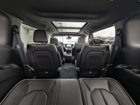New 2026 Chrysler Pacifica Limited image 18