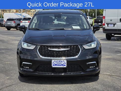 Used 2024 Chrysler Pacifica Touring-L FWD image 2