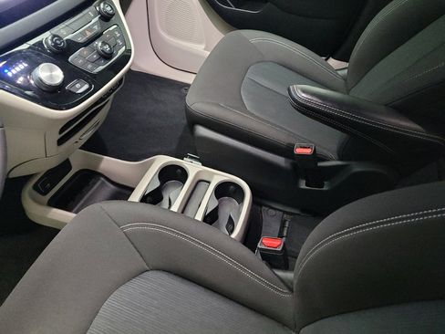 Used 2022 Chrysler Voyager LX image 26