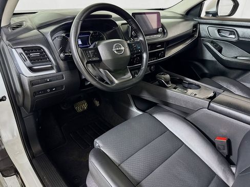 Used 2025 Nissan Rogue SV w/ SV Premium Package image 7