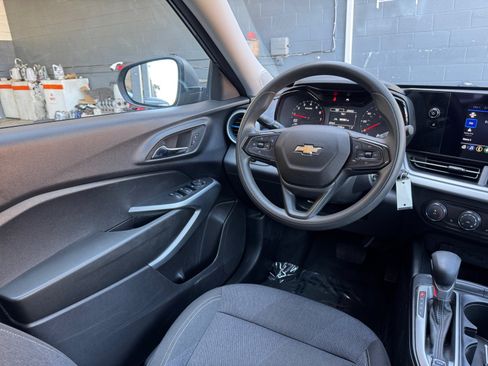 Used 2025 Chevrolet Trax LS w/ LS Convenience Package FWD image 22