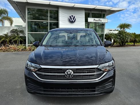 Used 2022 Volkswagen Jetta SE w/ Panoramic Sunroof Package FWD image 2