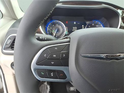 Used 2023 Chrysler Pacifica Limited image 14