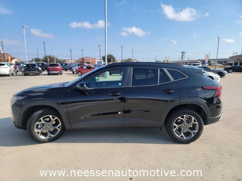 Used 2025 Chevrolet Trax LT w/ LT Convenience Package image 4