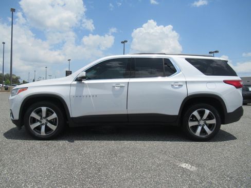 Used 2021 Chevrolet Traverse LT w/ LT Premium Package FWD image 4