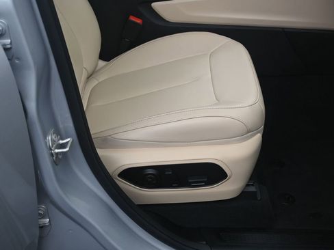 Used 2023 Jeep Grand Cherokee Limited w/ Black Appearance Package AWD/4WD image 12