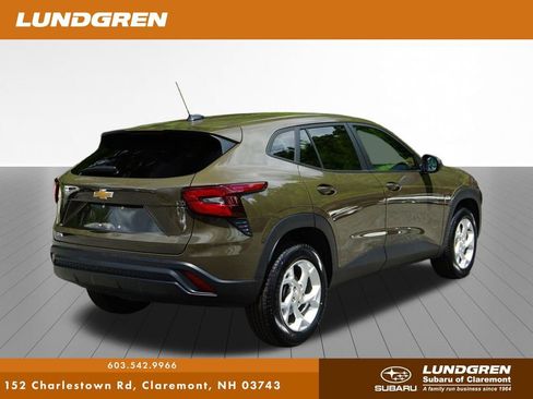 Used 2024 Chevrolet Trax LS w/ LS Convenience Package FWD image 3