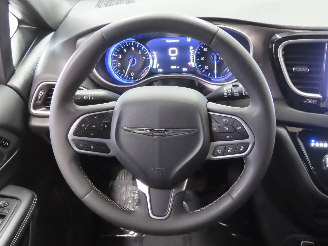 Used 2025 Chrysler Pacifica Select FWD image 9
