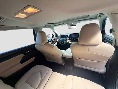 Used 2021 Toyota Highlander XLE FWD image 32