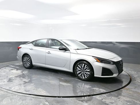 Used 2024 Nissan Altima 2.5 SV image 4