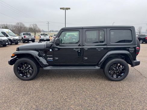 Used 2022 Jeep Wrangler Unlimited Sahara w/ Cold Weather Group image 2