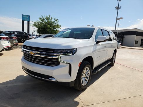 Used 2024 Chevrolet Suburban LT AWD/4WD image 3