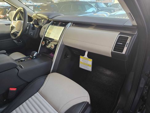 Used 2025 Land Rover Discovery Metropolitan Edition image 8