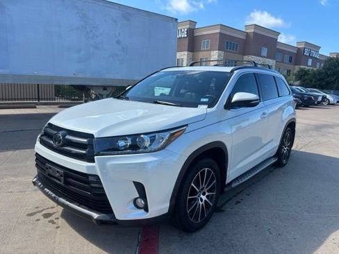 Used 2017 Toyota Highlander SE FWD image 1